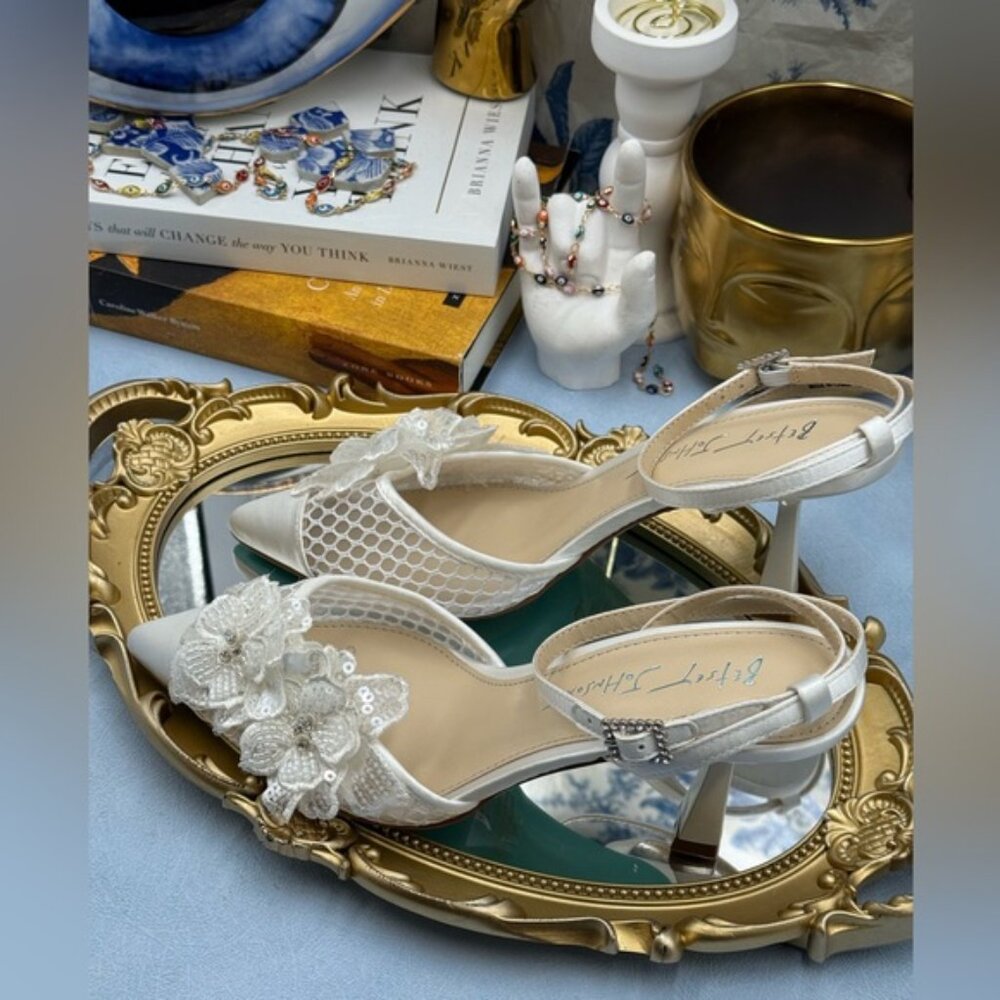 🆕 BETSEY JOHNSON 🧿 NWOB Susie Ivory Mesh Floral Embroidered Pump, Sz US 7 - Picture 9 of 15